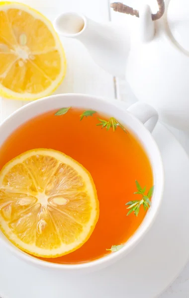 Té fresco con limón en la taza blanca —  Fotos de Stock