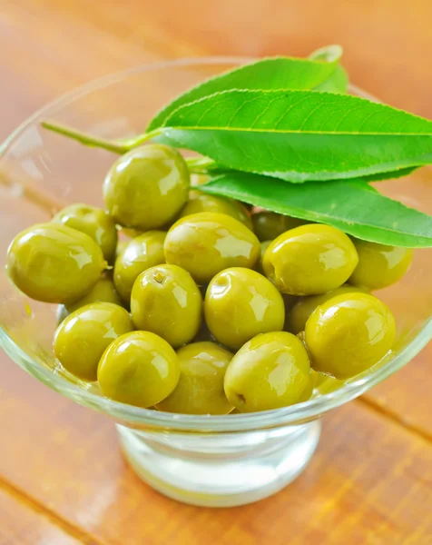 Olive verdi e olio — Foto Stock