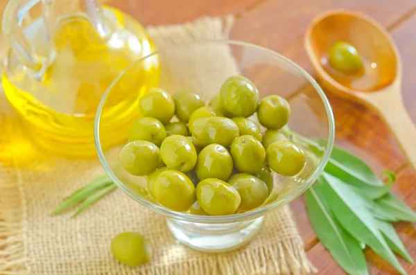 Green olives and oil — Stock Photo, Image