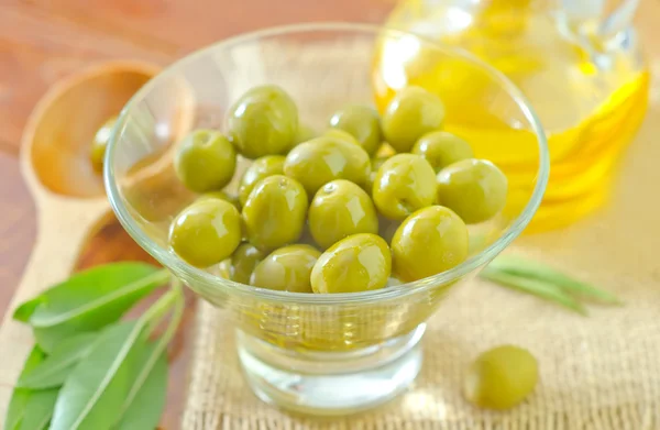 Olive verdi e olio — Foto Stock