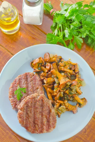 Hamburger con funghi fritti — Foto Stock