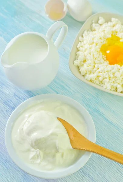 Casa de campo, ovos, leite e nata azeda — Fotografia de Stock