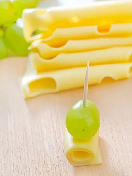 Canapé con uva y queso —  Fotos de Stock