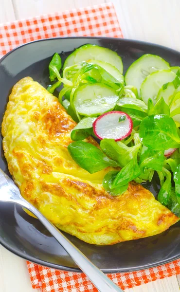 Omelette with salad — Stock Photo, Image