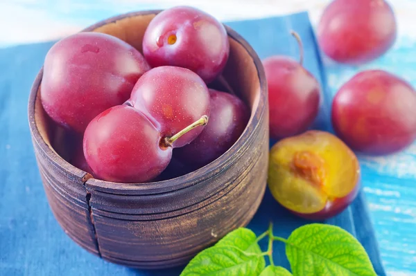 Plums in a bowl — Stock Photo, Image