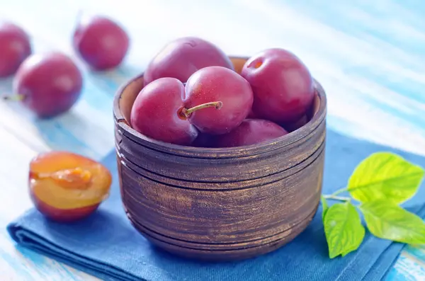Plums in a bowl — Stock Photo, Image