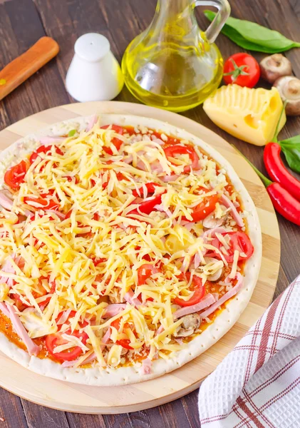 Pizza med ost — Stockfoto