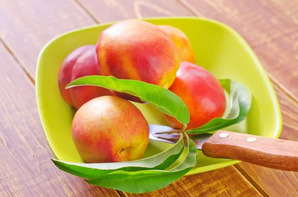 Nectarines in a bowl — Stock Photo, Image