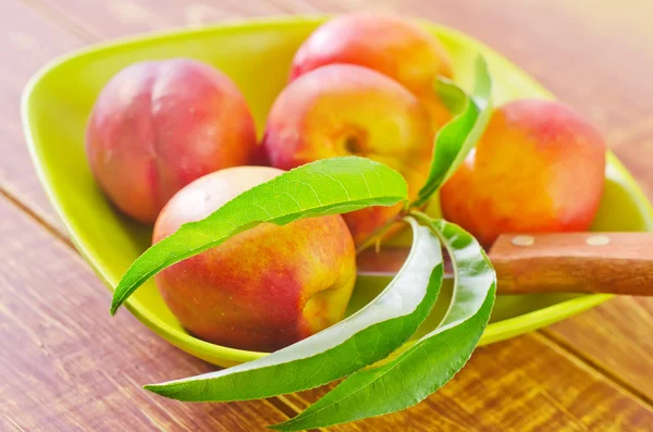 Nectarines in een kom — Stockfoto