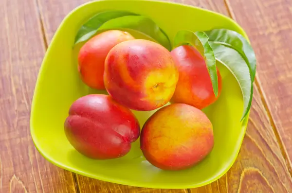 Nectarines in a bowl — Stock Photo, Image