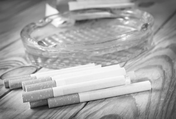Sigarets y cenicero — Foto de Stock