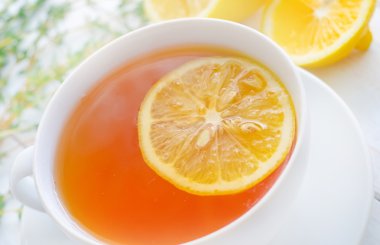 Beyaz fincan limonlu taze çay
