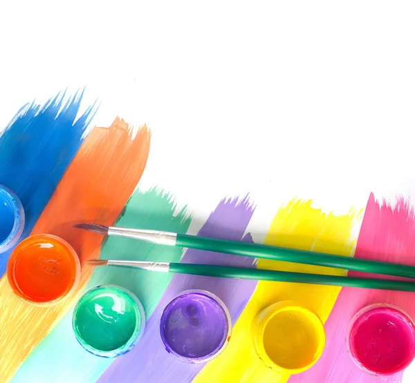 Renk boya ve izolasyon beyaz arka plan üzerinde fırçalar — Stok fotoğraf
