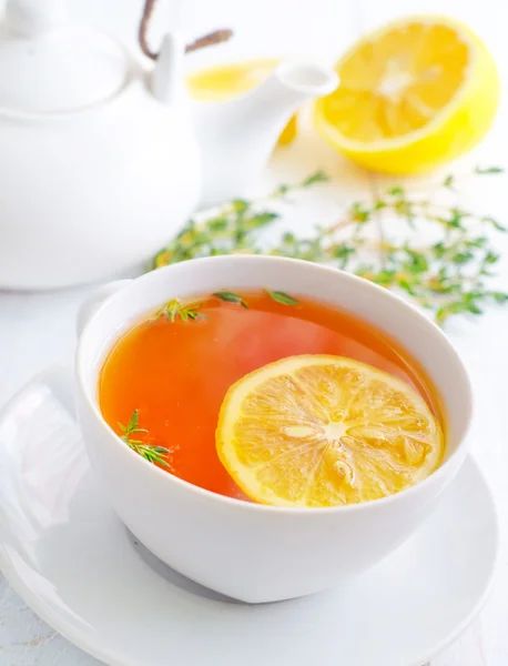 Färskt te med citron i vit cup — Stockfoto