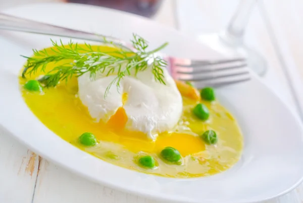 Zuppa fresca di piselli verdi e uova in camicia — Foto Stock