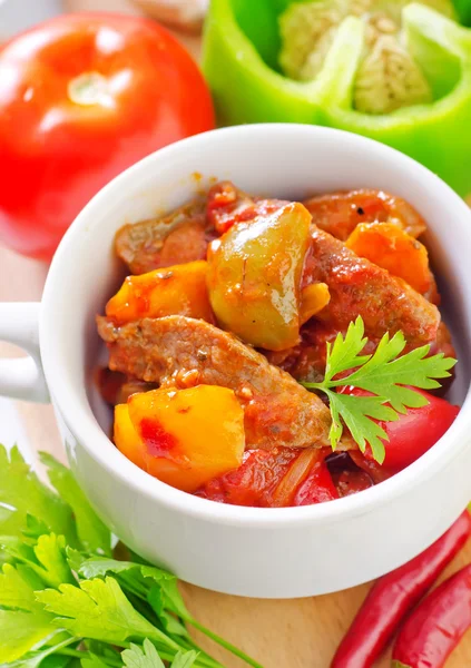 Verduras horneadas con carne —  Fotos de Stock