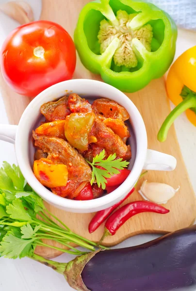 Gebackenes Gemüse mit Fleisch — Stockfoto