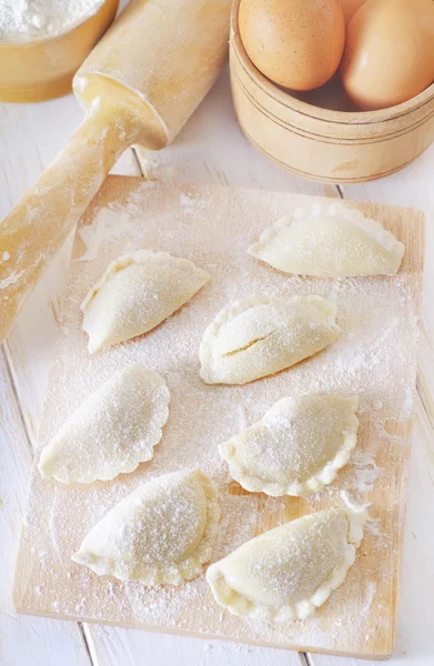 Primer plano de vareniks crudos, comida tradicional ucraniana —  Fotos de Stock