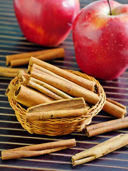 Manzanas y canela —  Fotos de Stock