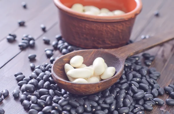 White and black beans — Stock Photo, Image