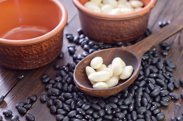 White and black beans — Stock Photo, Image