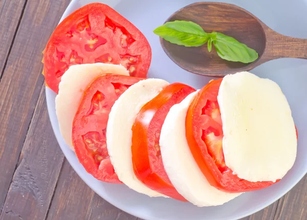 Mozzarella mit Tomaten — Stockfoto