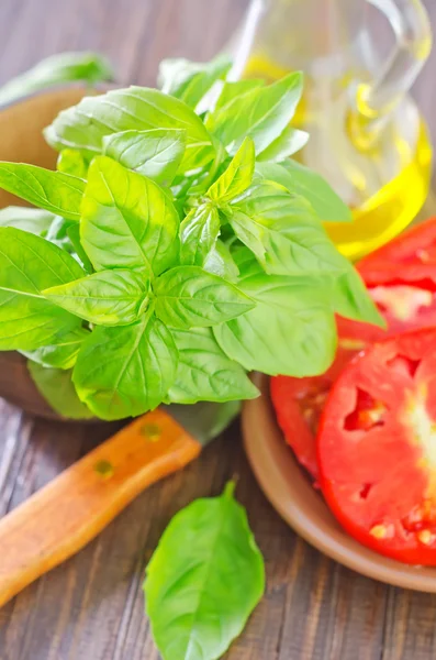 Tomate con albahaca — Foto de Stock