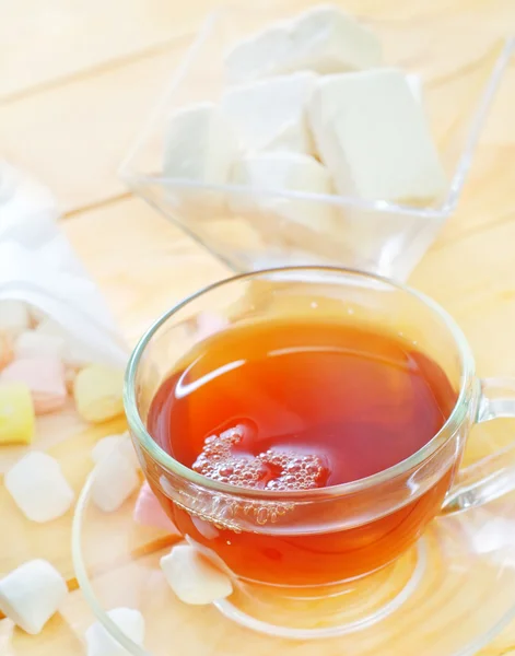 Свежий чай с конфетами — стоковое фото