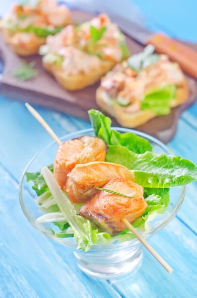 Salmon kebab and sandwich with salmon — Stock Photo, Image