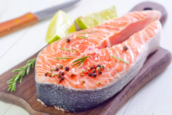 Bifteck de saumon cru — Photo