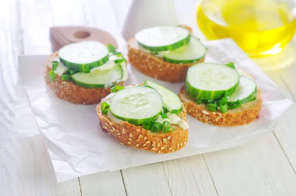 Brot mit Gurken — Stockfoto