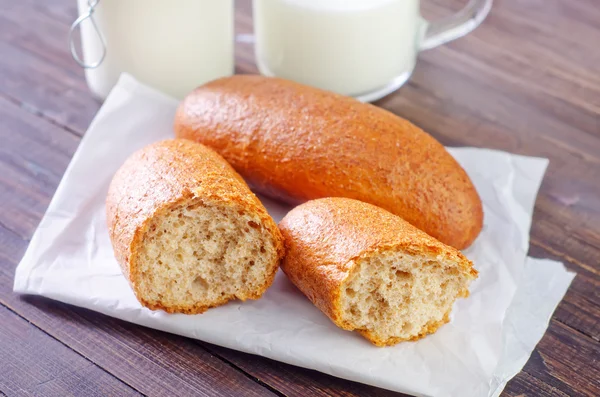 Brood met melk — Stockfoto