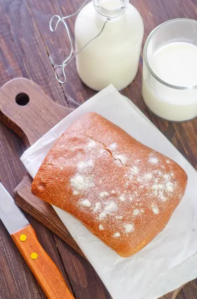 Pão com leite — Fotografia de Stock