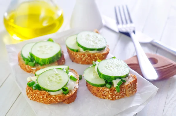 Brot mit Gurken — Stockfoto