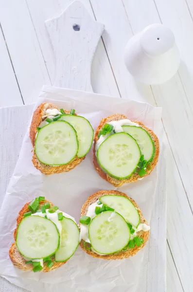 Bread with cucumber — Stock Photo, Image