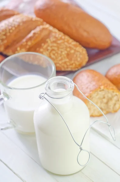 Milk and bread — Stock Photo, Image