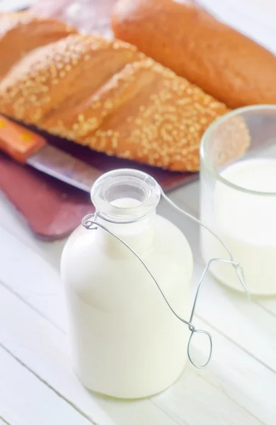 Milk and bread — Stock Photo, Image