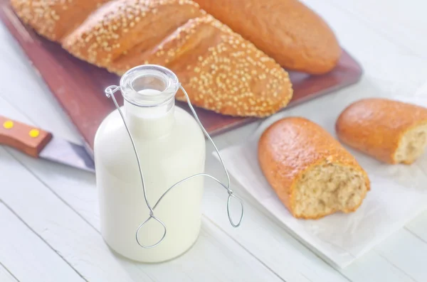 Milk and bread — Stock Photo, Image