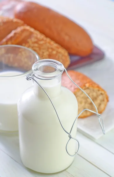 Milk and bread — Stock Photo, Image