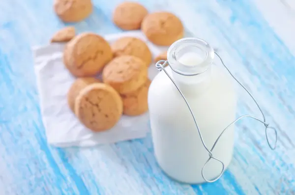 Cookies and milk — Stock Photo, Image