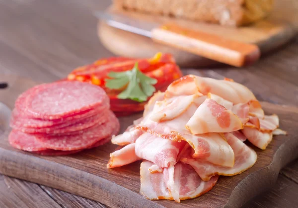 Pain, salami et bacon — Photo