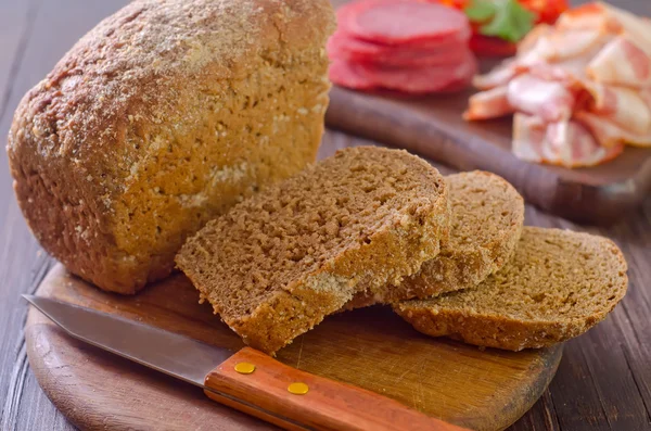 Хлеб, салями и бекон — стоковое фото