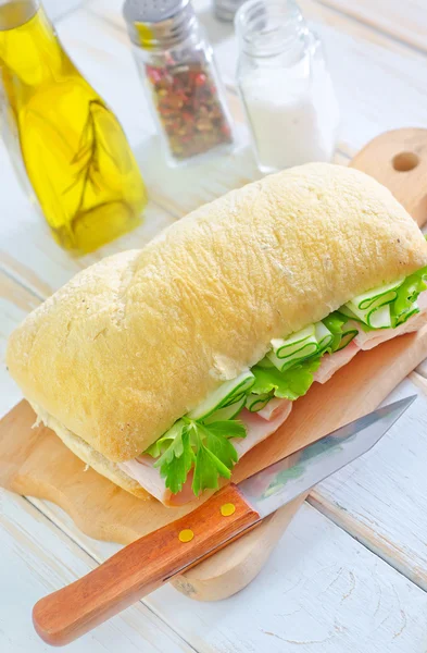 Jambonlu ve salatalıklı sandviç — Stok fotoğraf