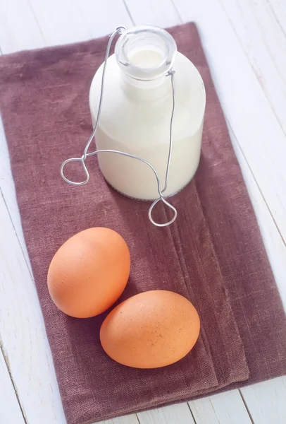 Milk and eggs — Stock Photo, Image
