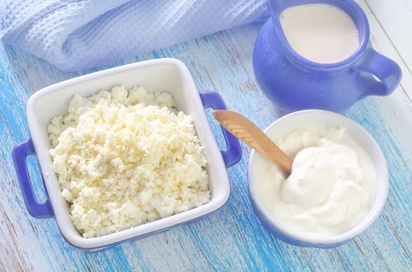 Hütte, Milch und saure Sahne — Stockfoto