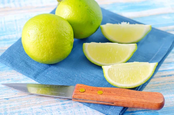 Geschnittene Limetten — Stockfoto