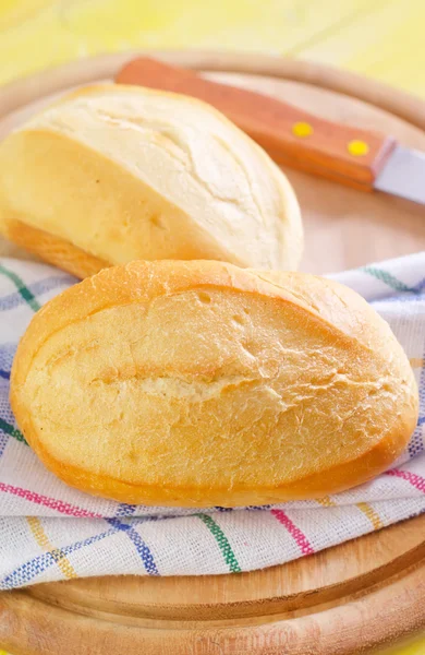 Bröd på ett bräde — Stockfoto