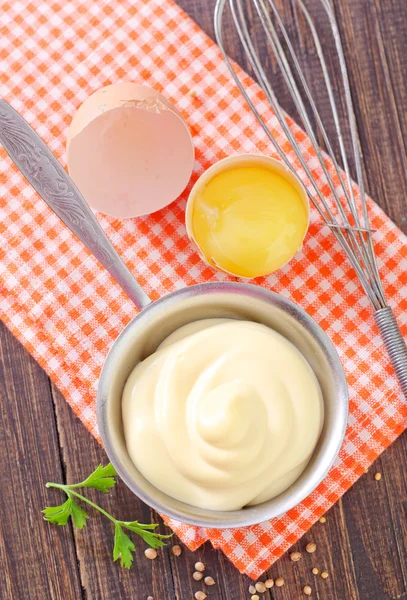 Mayonnaise im Metalllöffel — Stockfoto