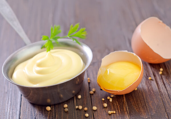 Майонез в металлической ложке
