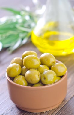 Yeşil zeytin ve yağ